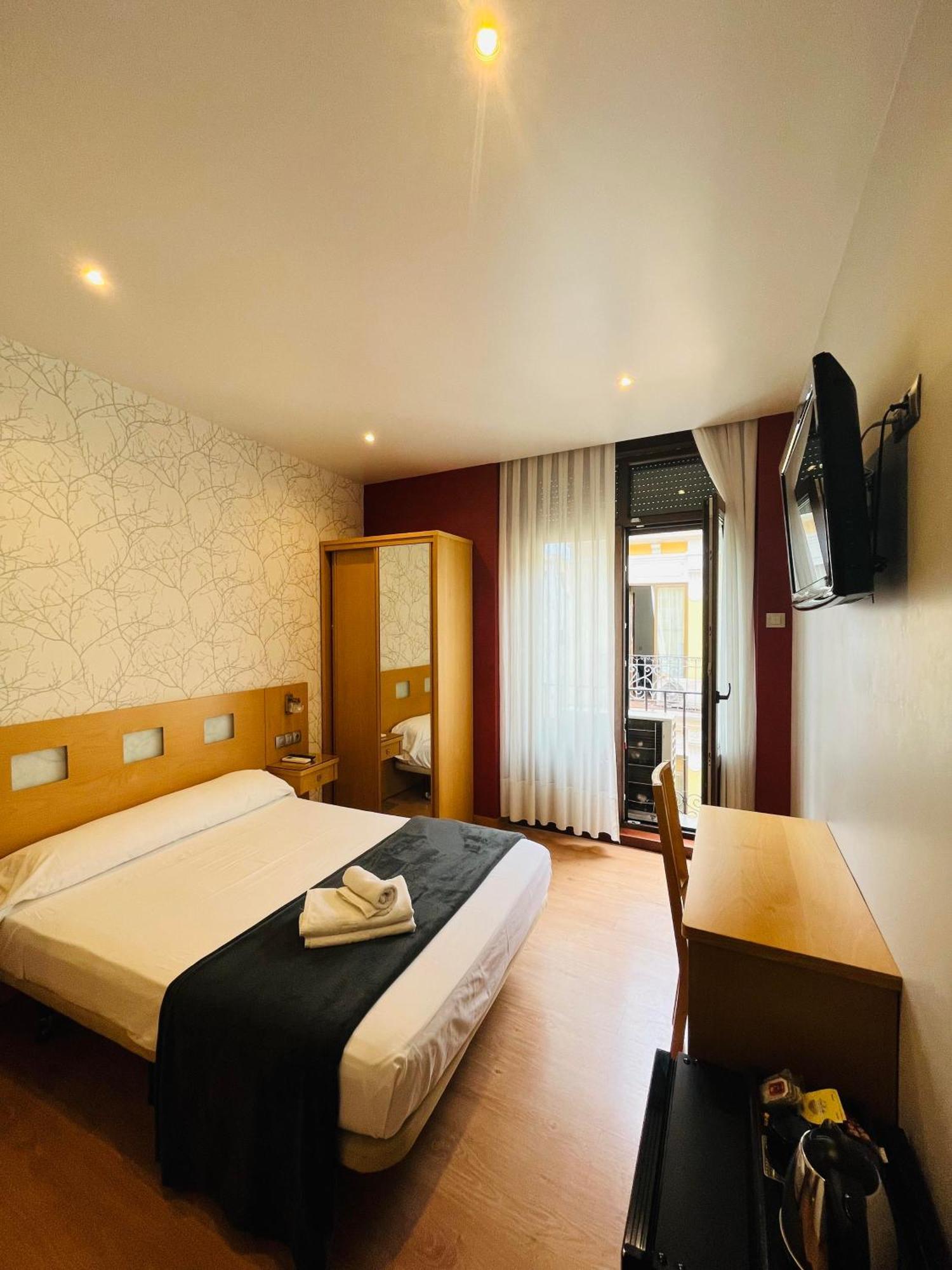 Hostal Abami II Madrid Exterior photo
